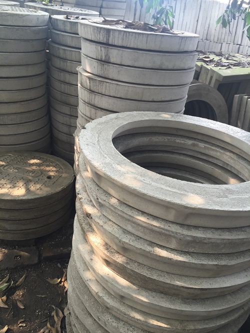 水泥圓形井蓋圖片，混凝土水泥井蓋圖片